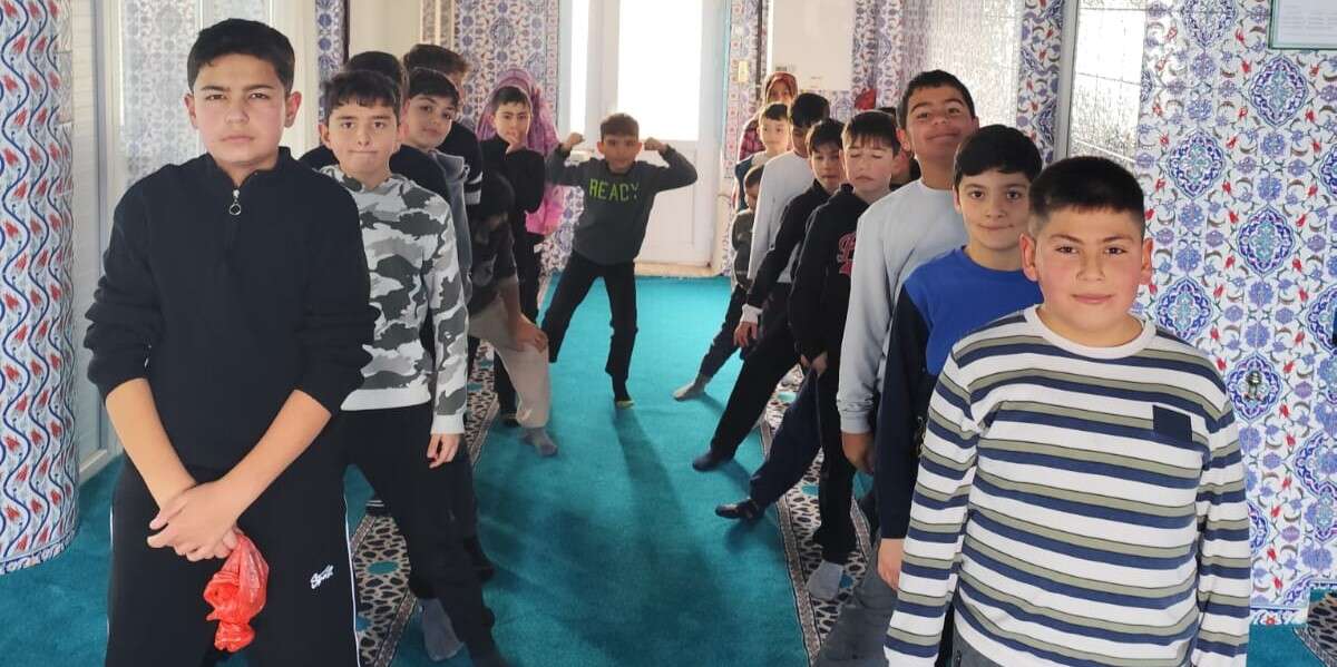 kocatepe-camii-cocuklarin-neseli-sesleriyle-dolup-tasiyor