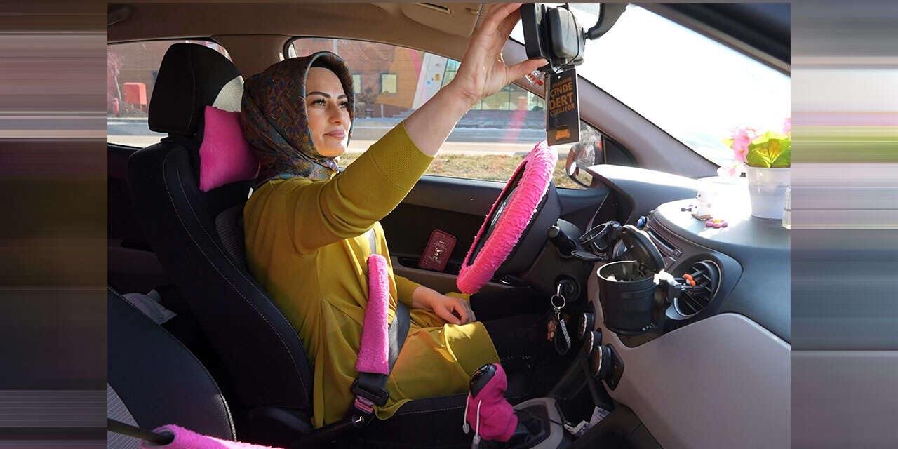 taksici-abla-kadin-yolcular-icin-direksiyon-basinda