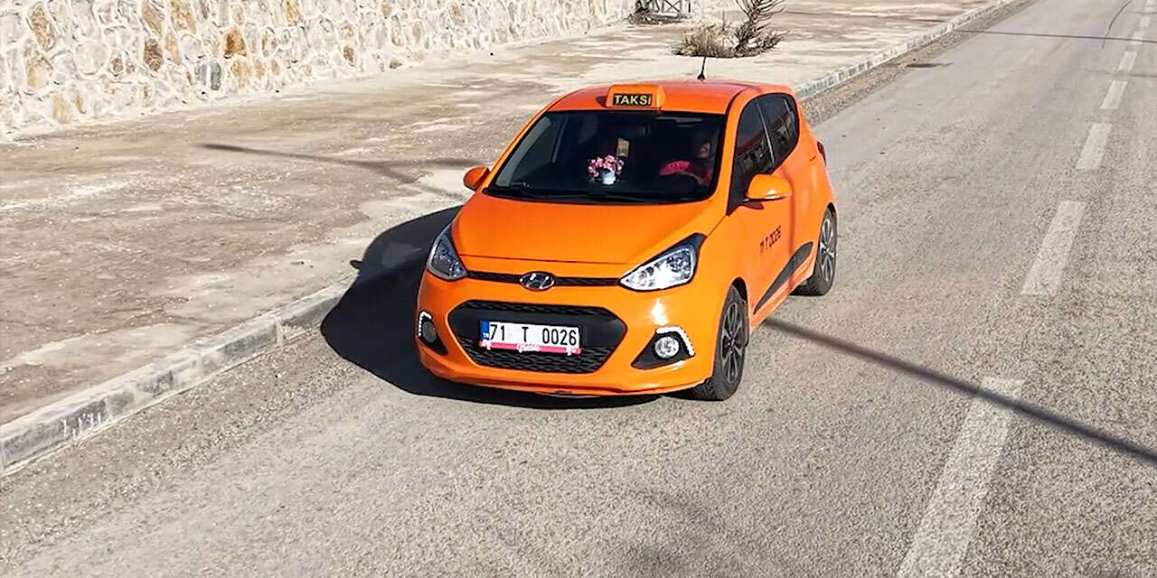 taksici-abla-kadin-yolcular-icin-direksiyon-basinda