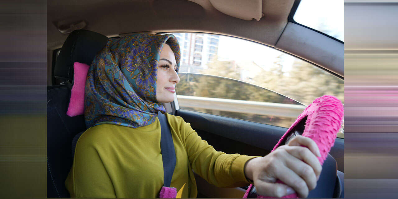 taksici-abla-kadin-yolcular-icin-direksiyon-basinda