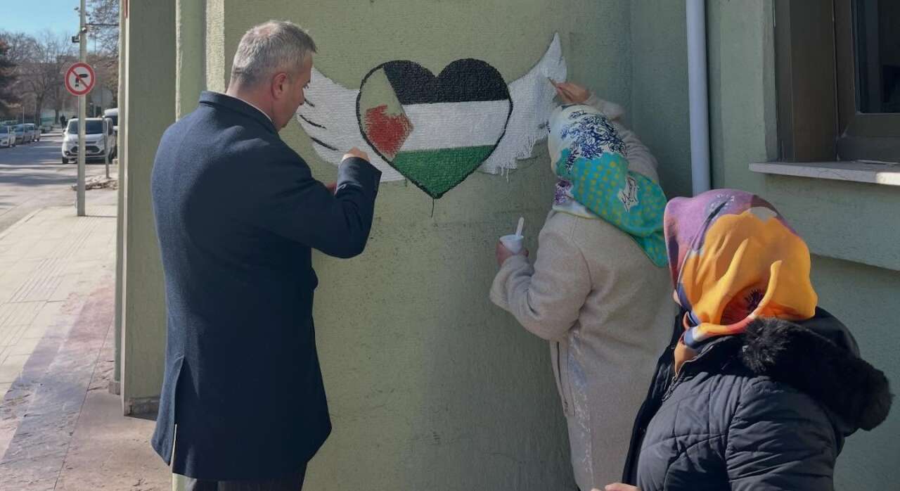 gazze-icin-baris-ve-adalet-mesaji-duvarlara-yansidi