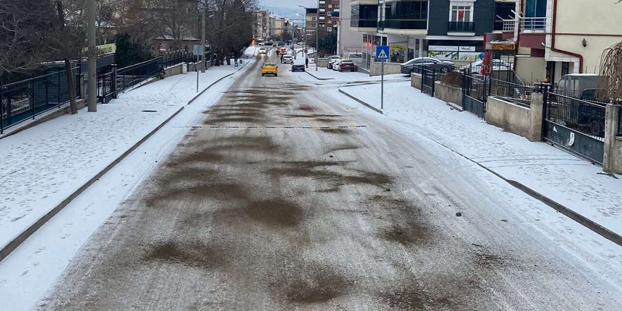 kirikkale-belediyesi-ekipleri-kar-mesaisinde-2