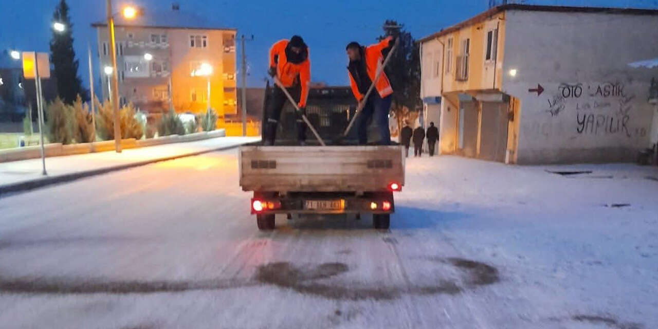 kirikkale-belediyesi-ekipleri-kar-mesaisinde-3