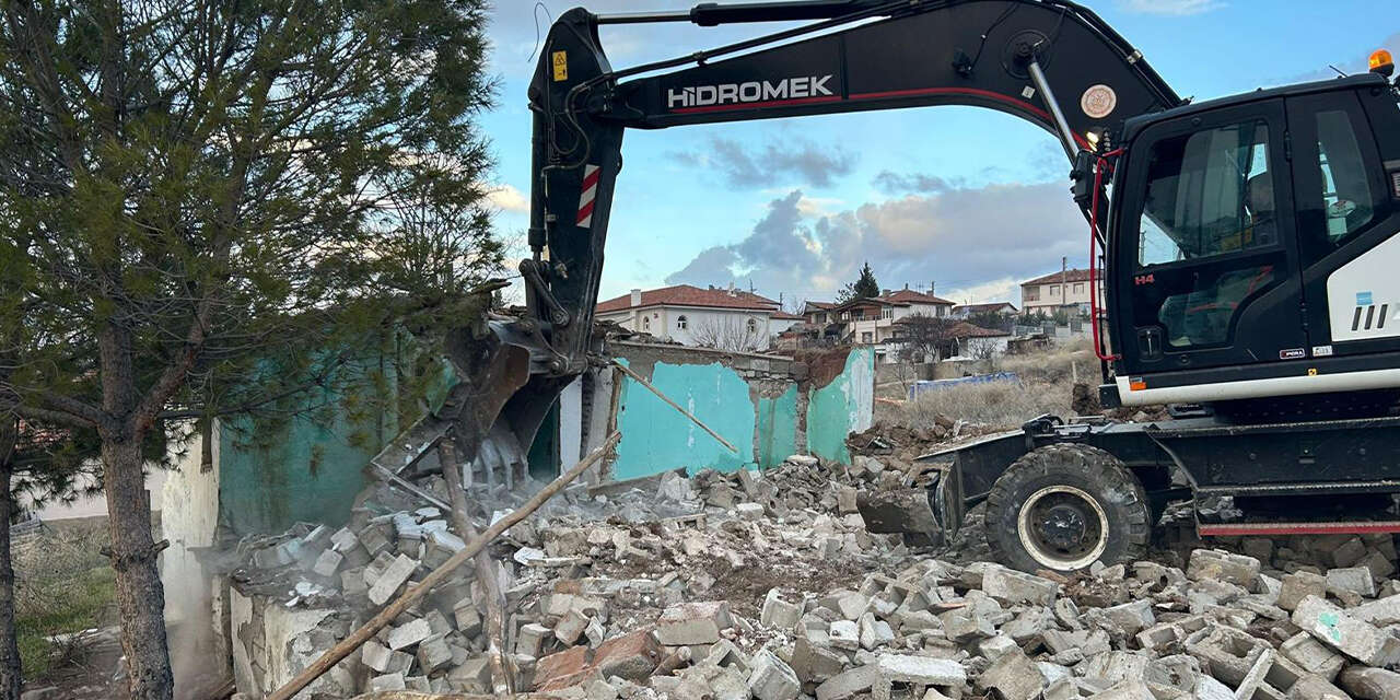 tehlike-olusturan-metruk-binalar-yikiliyor3