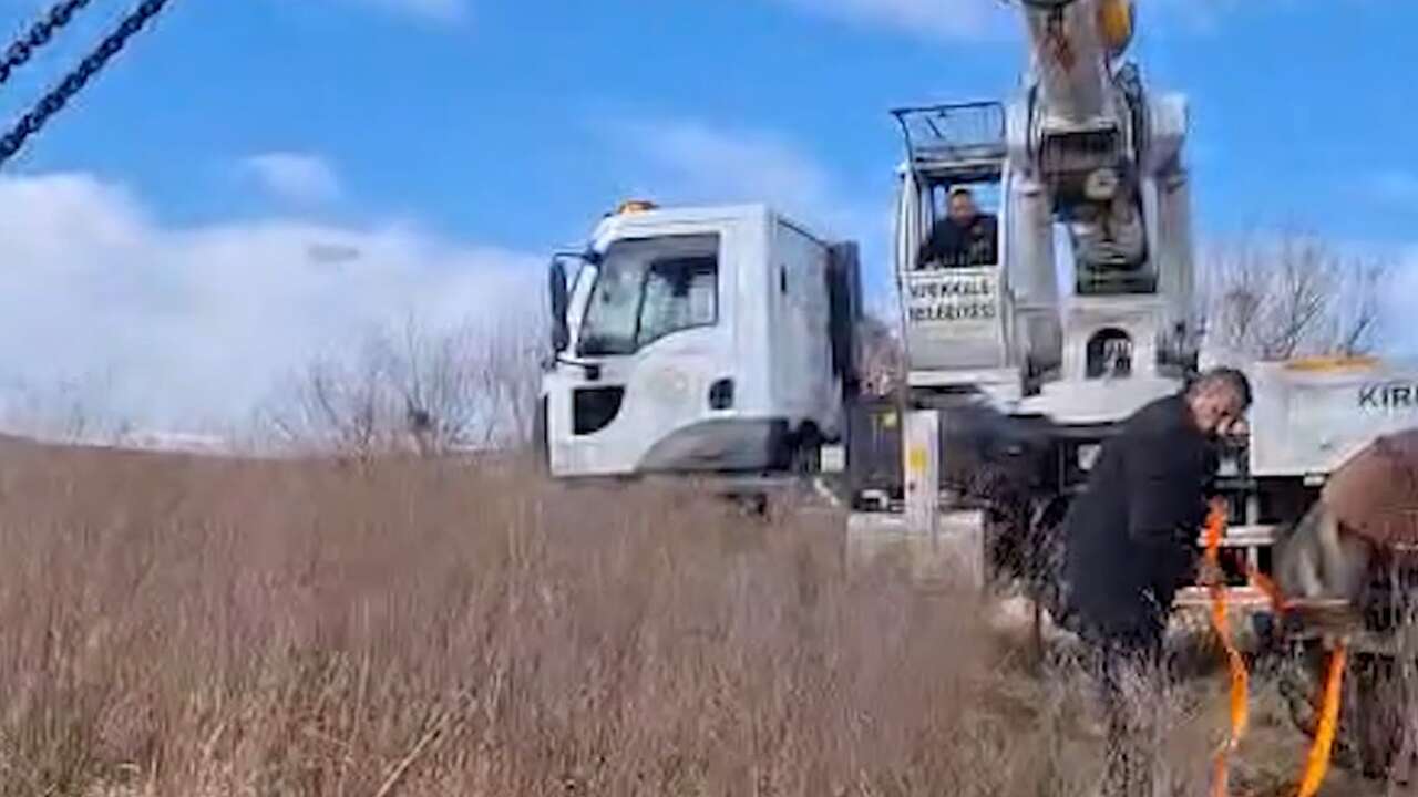 kirikkalede-yikamak-istedigi-traktor-kizilirmaka-gomuldu