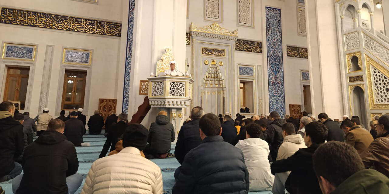 nur-camiinde-berat-kandili-coskusu2