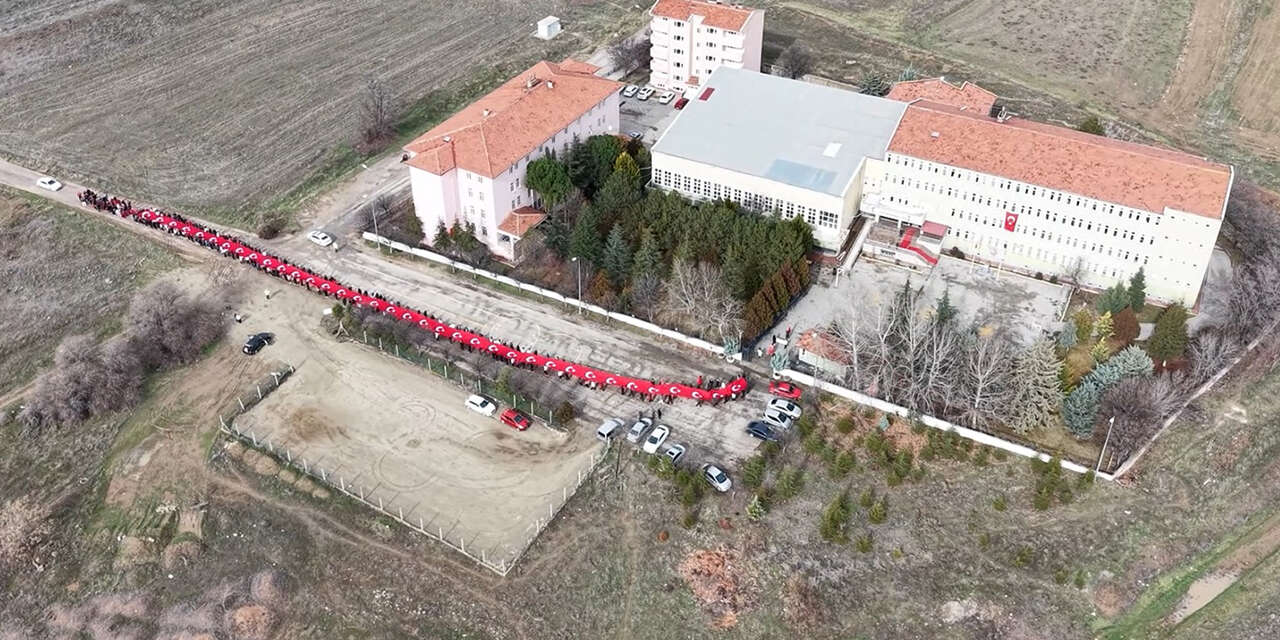 ogrenciler-150-metrelik-dev-turk-bayragiyla-okula-giris-yapti2