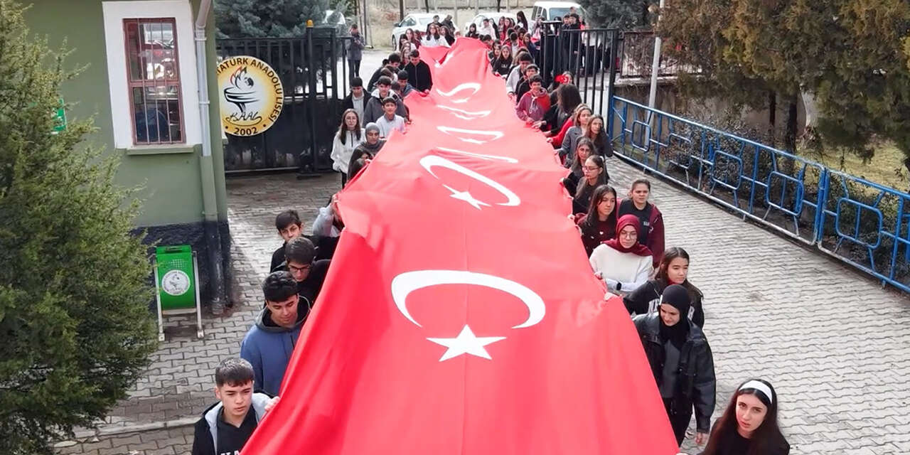 ogrenciler-150-metrelik-dev-turk-bayragiyla-okula-giris-yapti3