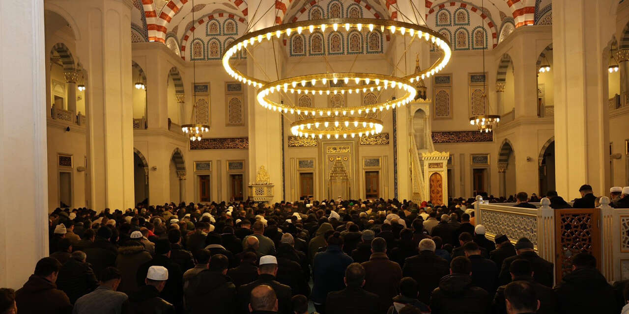 onaldan-berat-kandilinde-vatandaslara-lokma-ikrami2