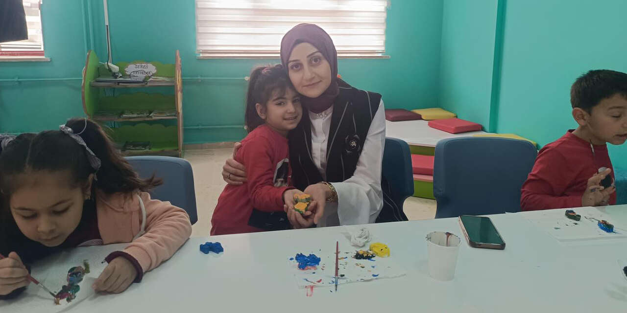 kaymakam-uzunyol-cocuklarla-birlikte-boyama-yapti-2