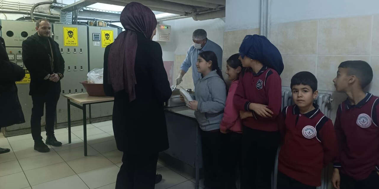 kaymakam-uzunyol-elleriyle-ogrencilere-yemek-servis-etti2