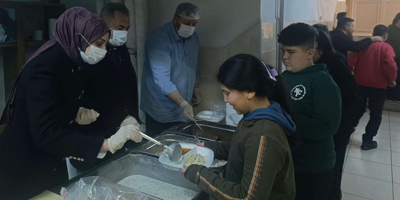 kaymakam-uzunyol-elleriyle-ogrencilere-yemek-servis-etti3