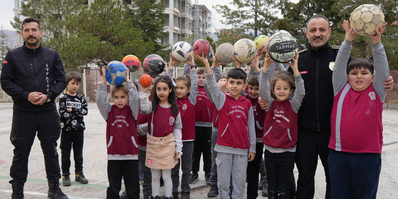 itfaiyeden-cocuklari-sevindiren-mudahale-2