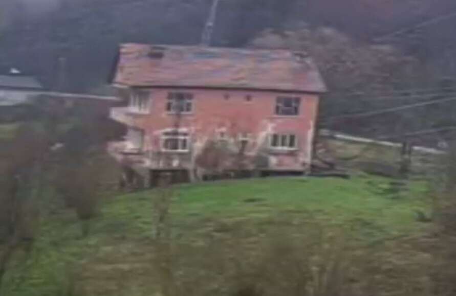 kastamonunun-cide-ilcesinde-heyelan-riski-nedeniyle-daha-onceden-bosaltilan-ev-son-toprak-kaymasinda-tamamen-coktu-coken-evin-goruntusu-guvenlik-kamerasina-yansidi