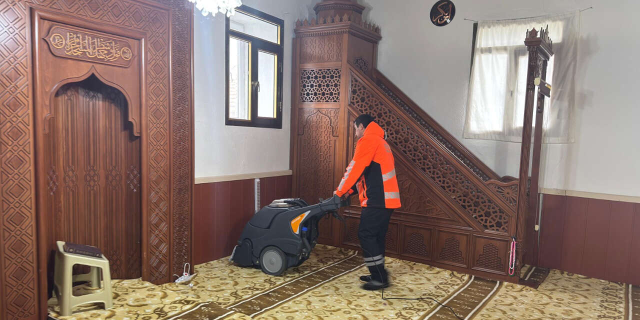 camilerde-ramazan-hazirligi-yapiliyor-her-yer-piril-piril-temizleniyor2