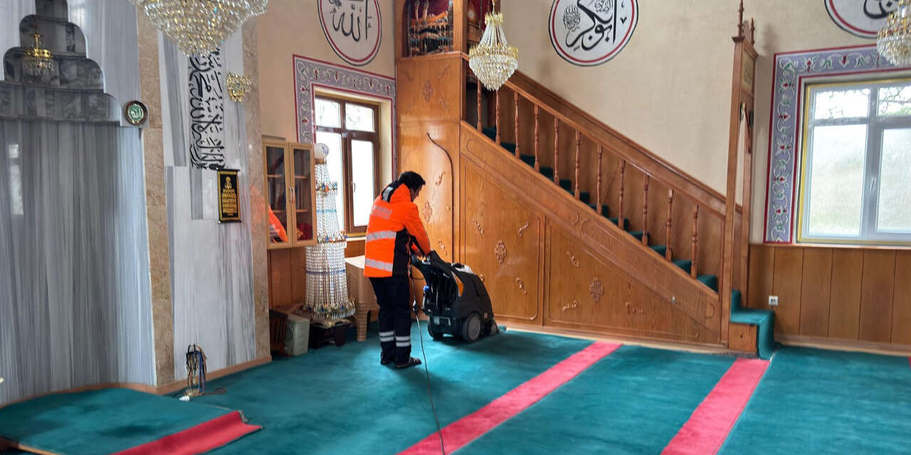 camilerde-ramazan-hazirligi-yapiliyor-her-yer-piril-piril-temizleniyor3