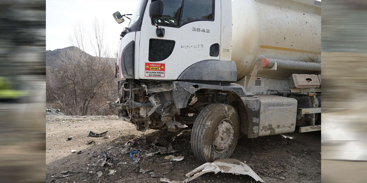 akaryakit-tankeri-ile-carpisan-kamyonet-hurdaya-dondu2