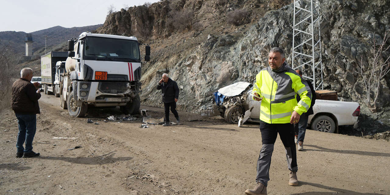 akaryakit-tankeri-ile-carpisan-kamyonet-hurdaya-dondu3