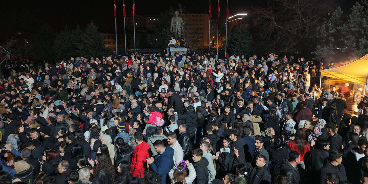 huseyin-kagit-konserine-binlerce-kisi-akin-etti-2