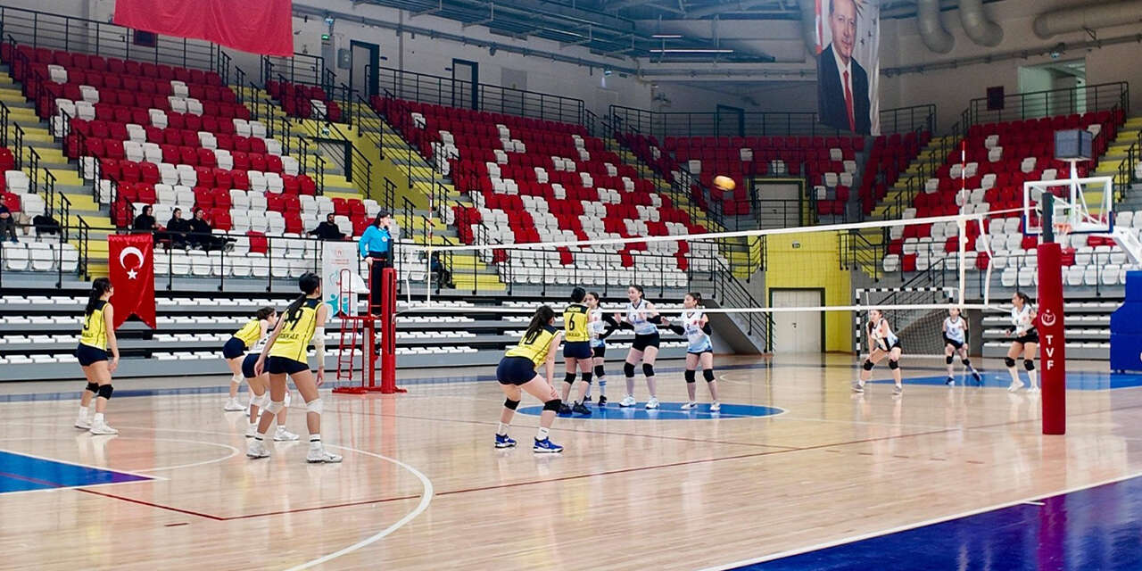 yeni-spor-kompleksinde-voleybol-heyecani-3