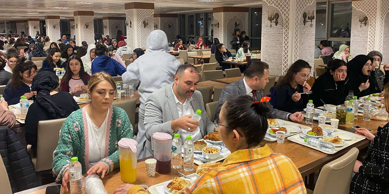 hatice-hanim-kiz-ogrenci-yurdunda-anlamli-iftar-2