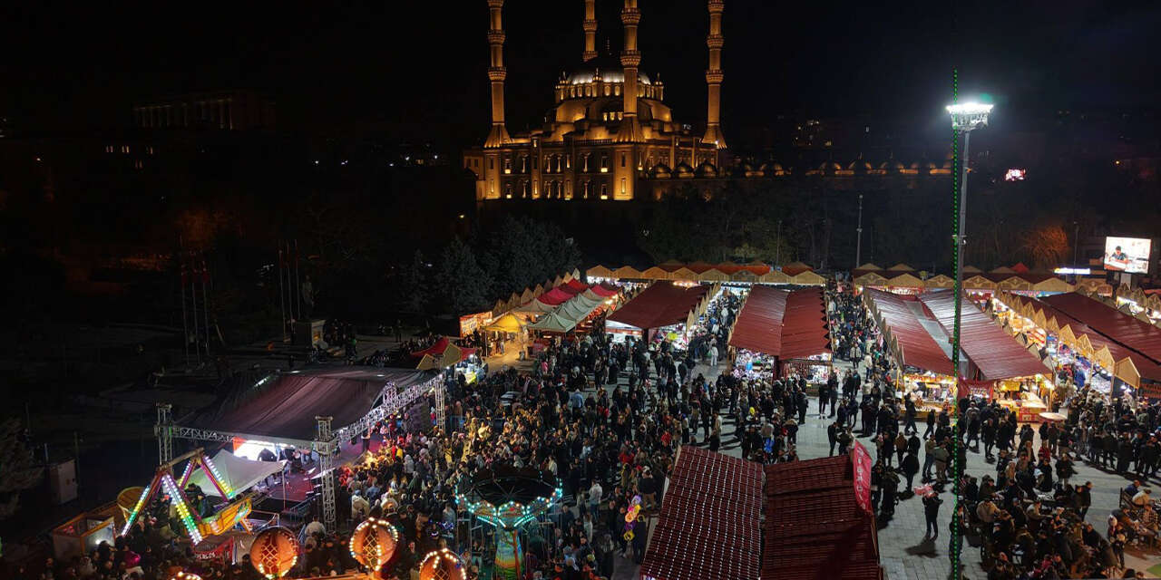 soguk-havaya-ragmen-meydan-dolup-tasiyor-3