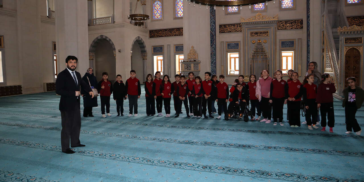 minik-ogrencilerden-muftuluk-ve-nur-camiine-anlamli-ziyaret2