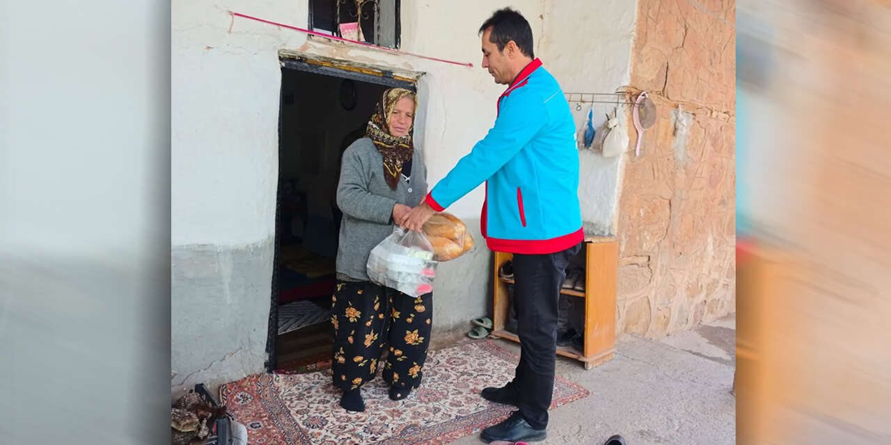 bahsilida-iftar-yemekleri-paylasildikca-bereketleniyor-3