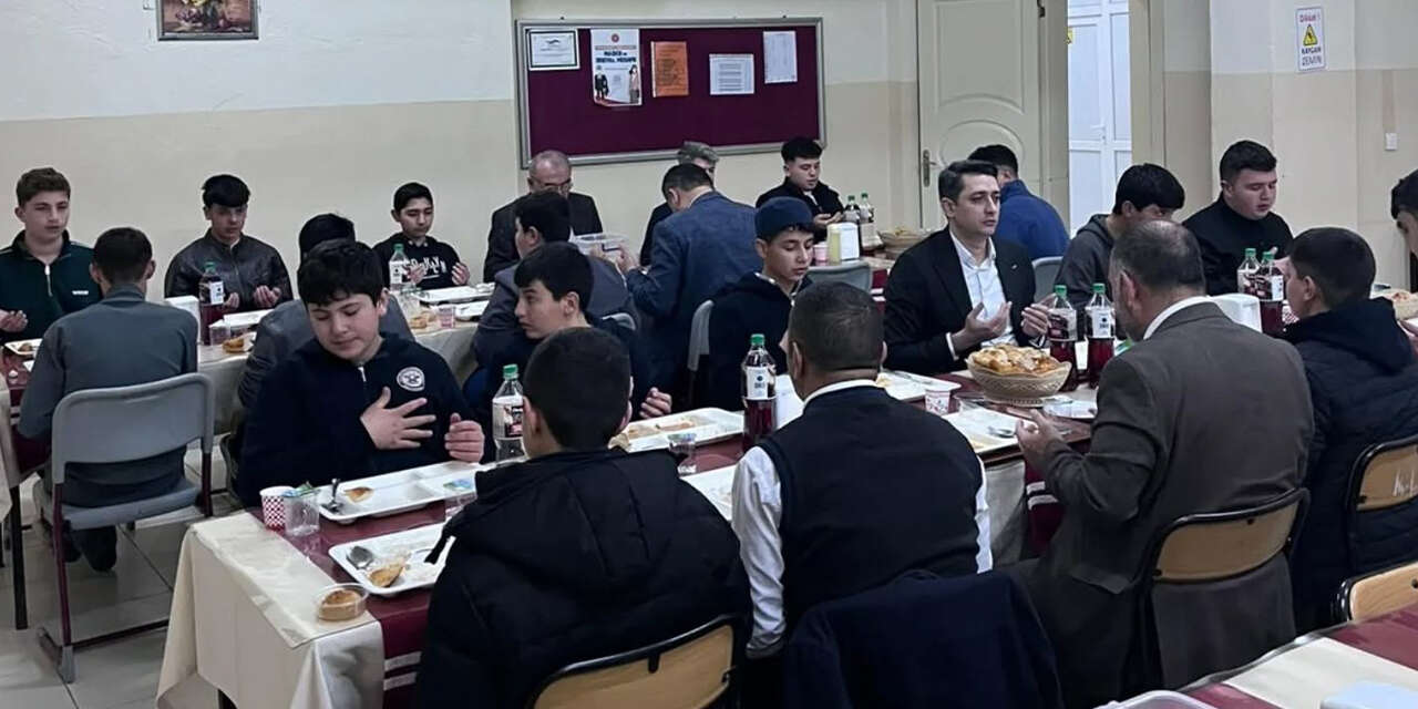 kaymakam-kayaturk-ogrencilerle-bulustu-liselilerle-iftarin-tadi-bir-baska2