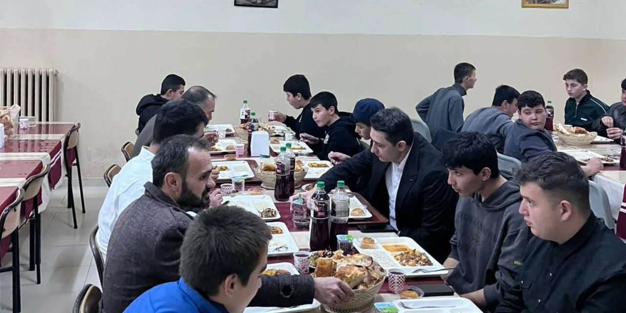 kaymakam-kayaturk-ogrencilerle-bulustu-liselilerle-iftarin-tadi-bir-baska3