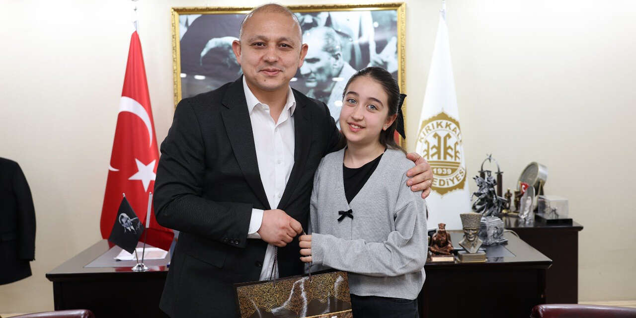 istiklal-marsini-en-guzel-okuyan-begume-onaldan-odul2