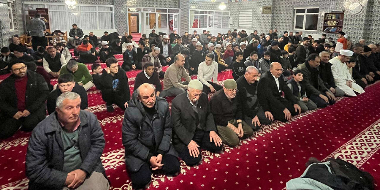 keskinde-cocuklar-namazda-bulustu-hediyeleri-kapti2