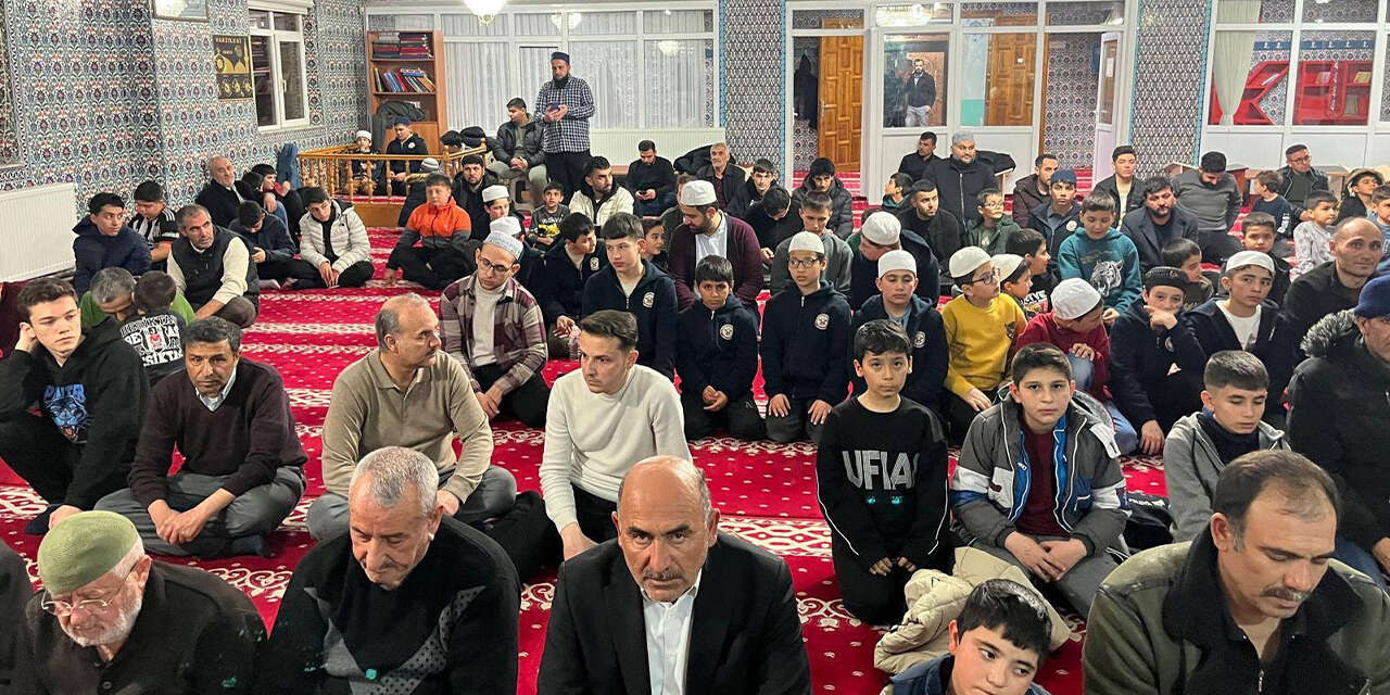 keskinde-cocuklar-namazda-bulustu-hediyeleri-kapti3