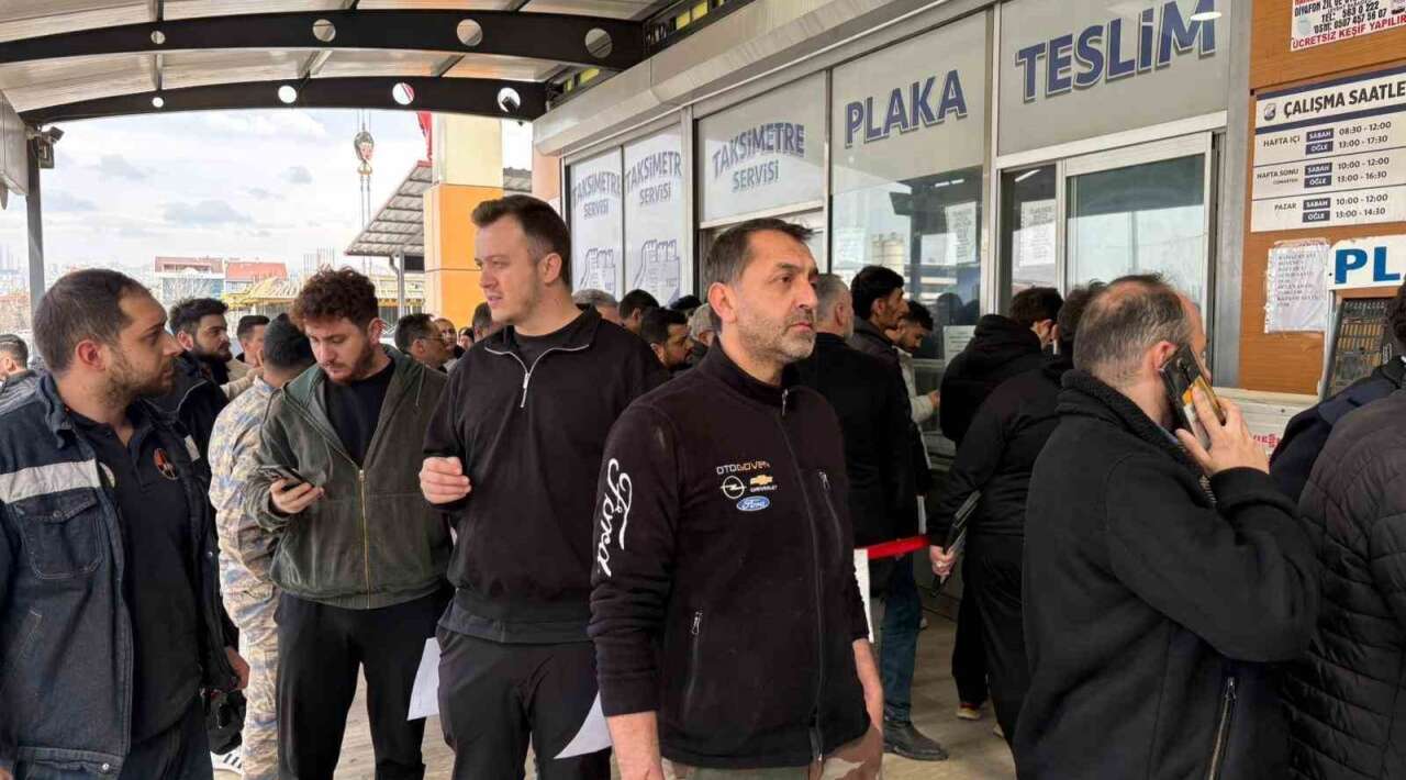 plaka-basim-atolyelerinde-app-kuyrugu