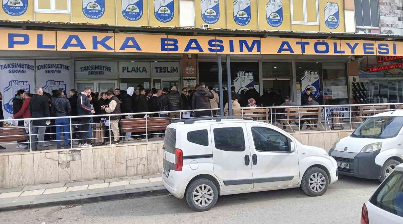 plaka-basim-atolyelerinde-app-kuyrugu