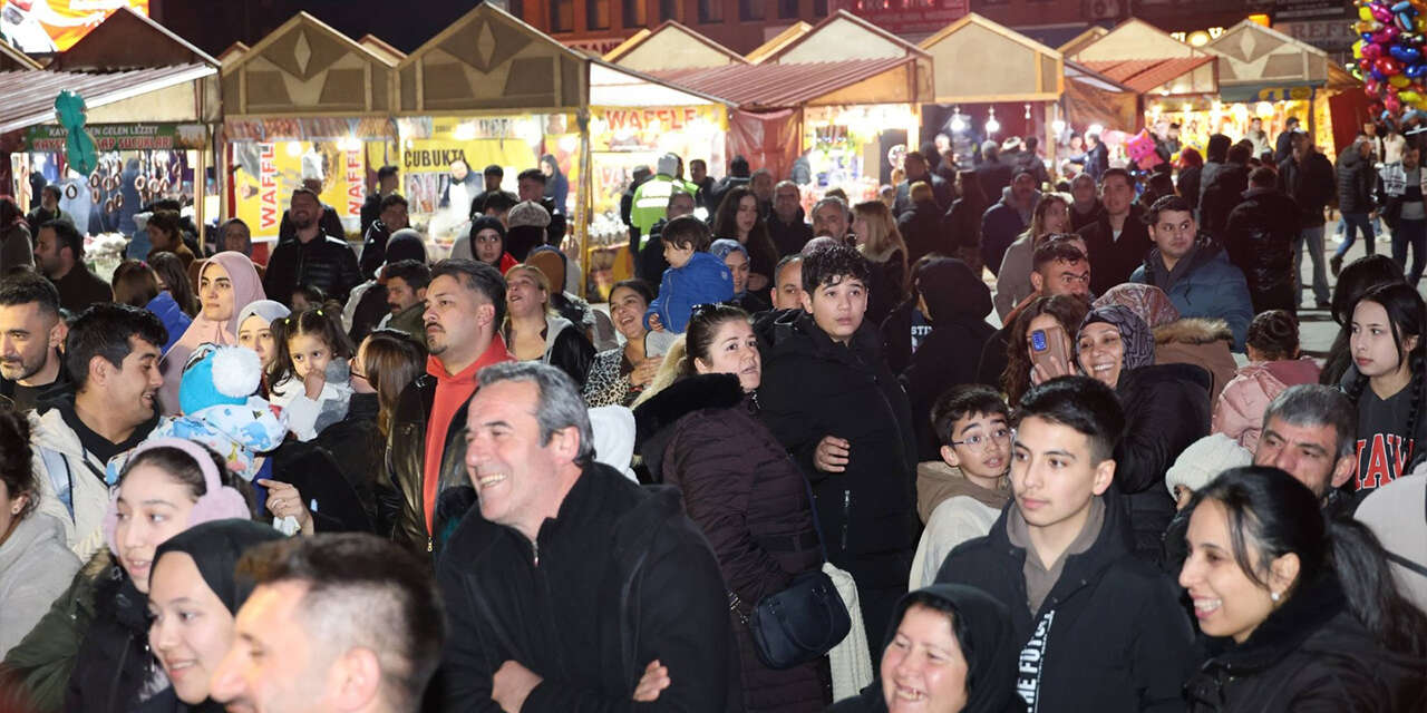 cumhuriyet-meydani-iftar-sonrasi-dolup-tasiyor2