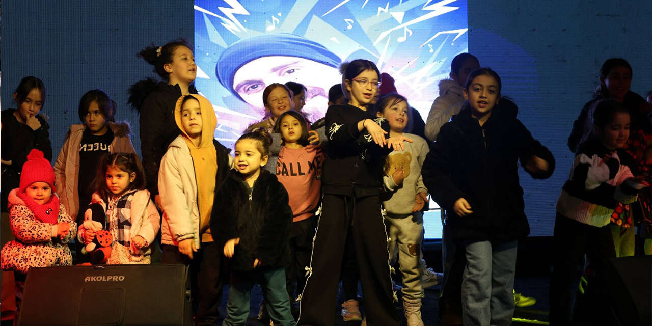 cumhuriyet-meydani-iftar-sonrasi-dolup-tasiyor3