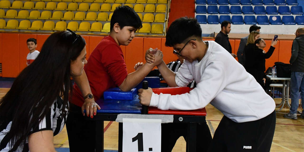 genclerin-bilek-guresi-hayran-birakti-2