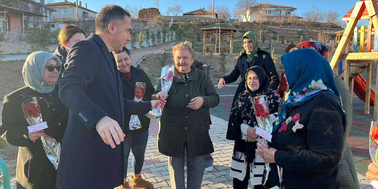 delicede-kadinlar-gununu-ciceklerle-kutladilar2