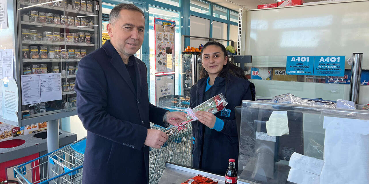 delicede-kadinlar-gununu-ciceklerle-kutladilar3