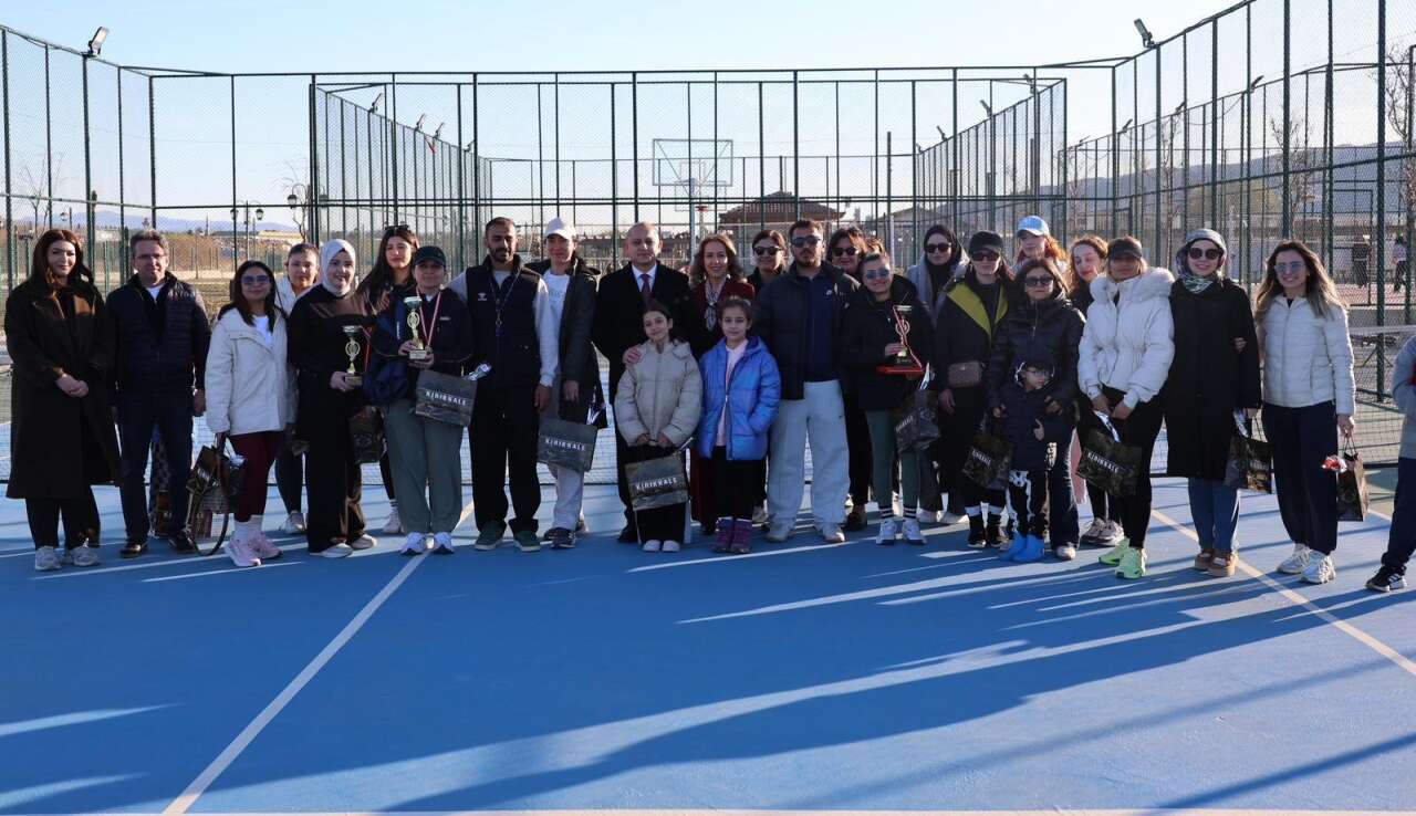 kadinlar-tenis-turnuvasinda-bulustu