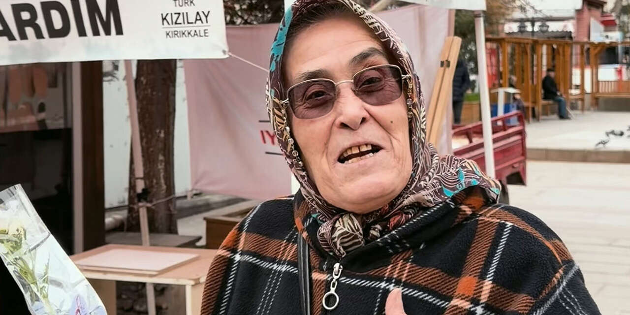 kirikkalede-kadinlara-anlamli-surpriz-yaziyi-okuyan-cicek-aldi3