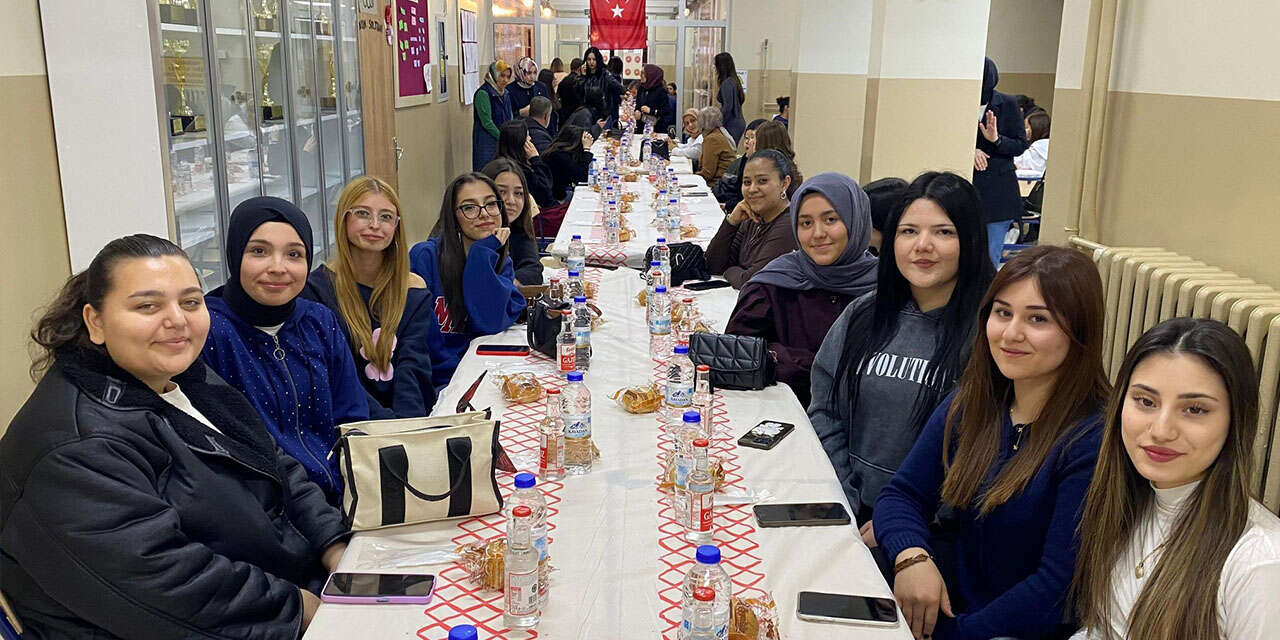 ogrenciler-sehit-ailesiyle-iftar-sofrasinda-bulustu2