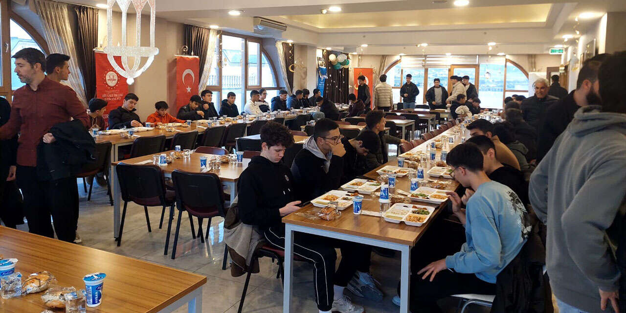 lise-ogrencileri-maneviyati-paylasti-iftarda-bulustu2