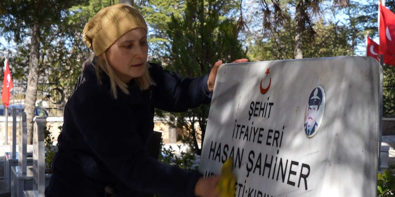 vatan-evlatlari-icin-duygusal-anlar-sehitlikte-anne-gozyaslari2