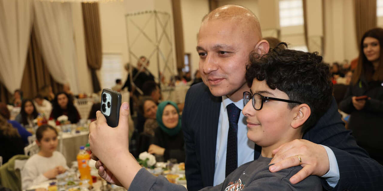 baskan-onal-genc-bilim-elcileriyle-iftarda-bulustu2