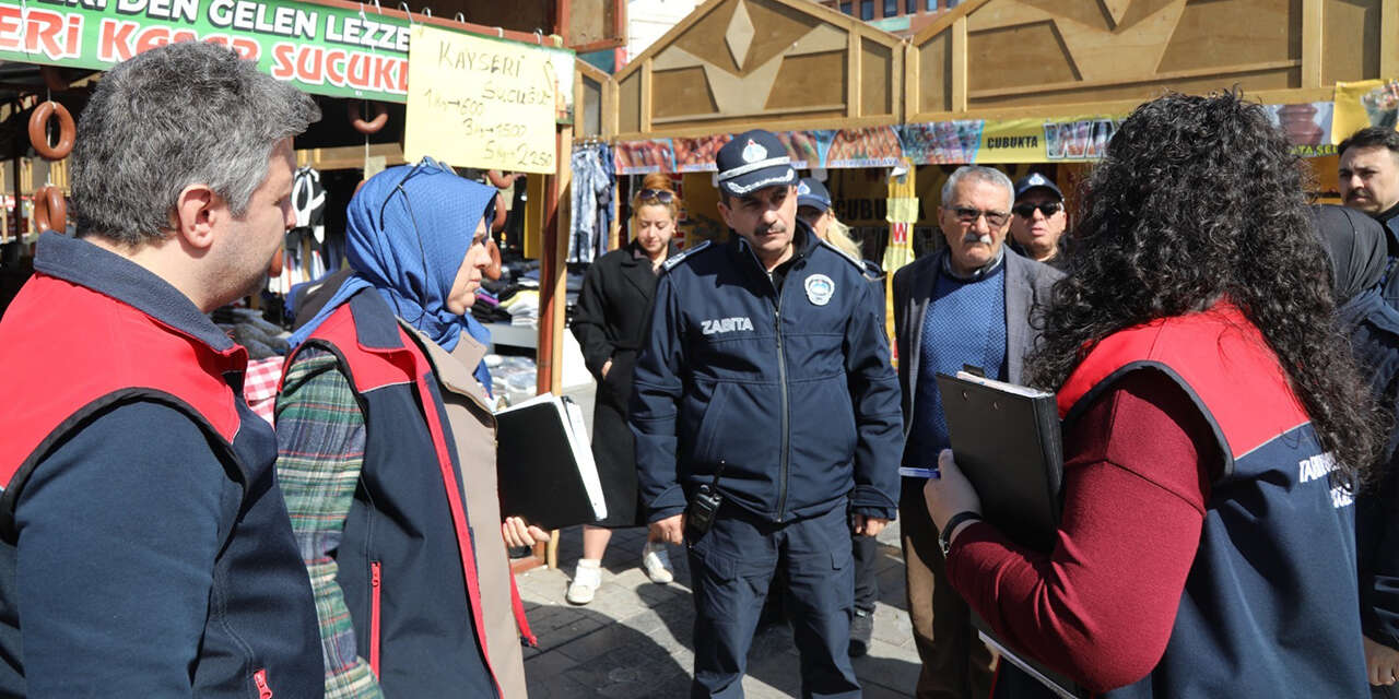 kirikkalede-meydanin-ortasinda-sok-uygunsuz-sucuk3