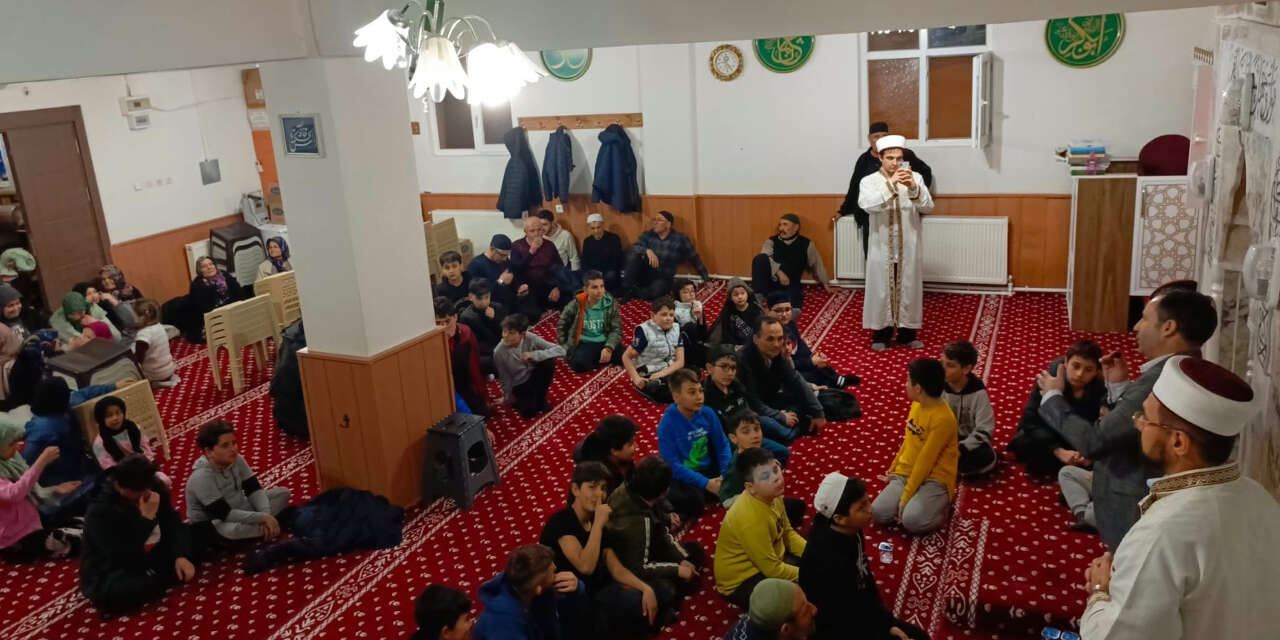 bagdat-camiinde-cocuklara-bayram-harcligi-2