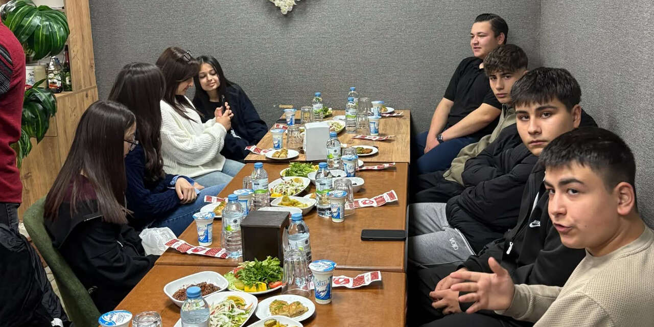 basarili-ogrenciler-iftarda-bulustu3