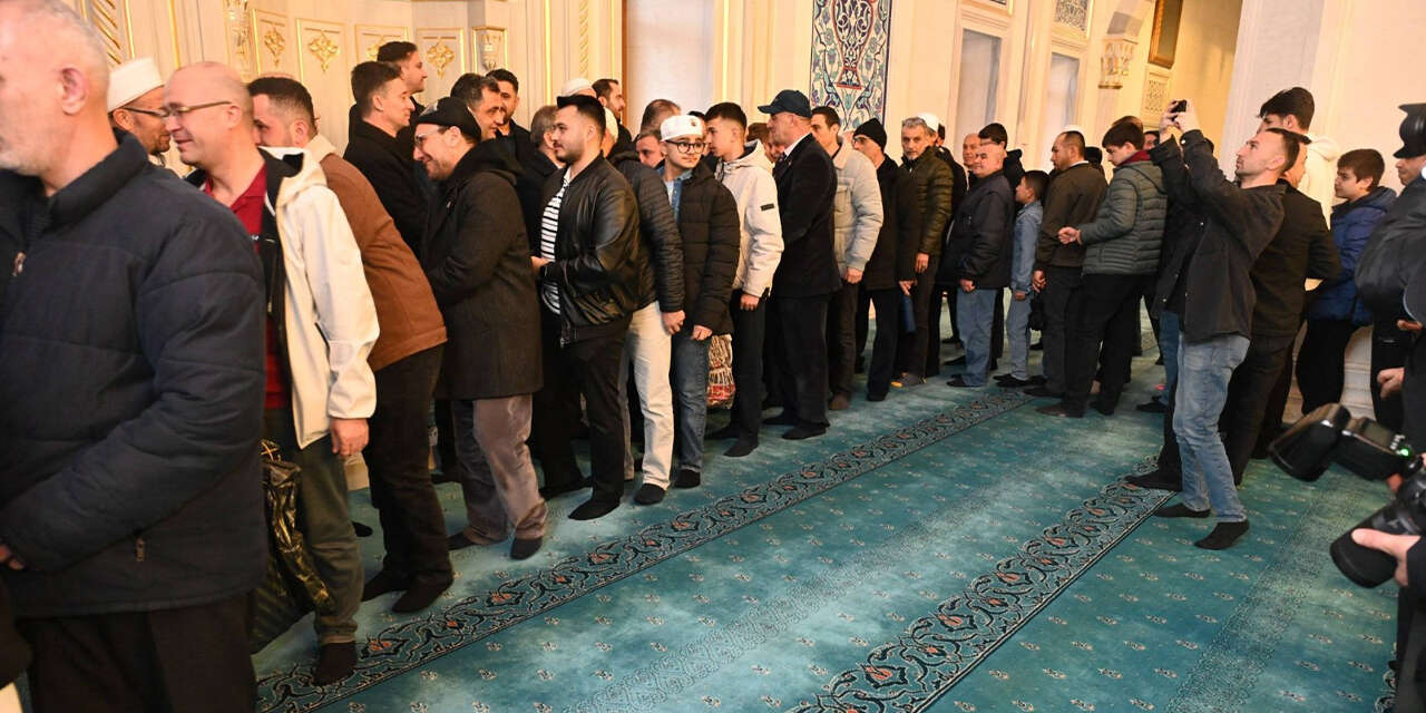 nur-camiinde-geleneksel-bayramlasma-3